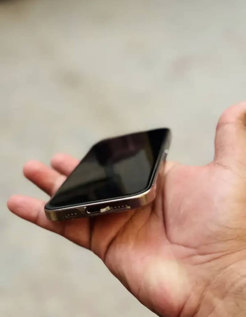 iPhone 16 pro 2