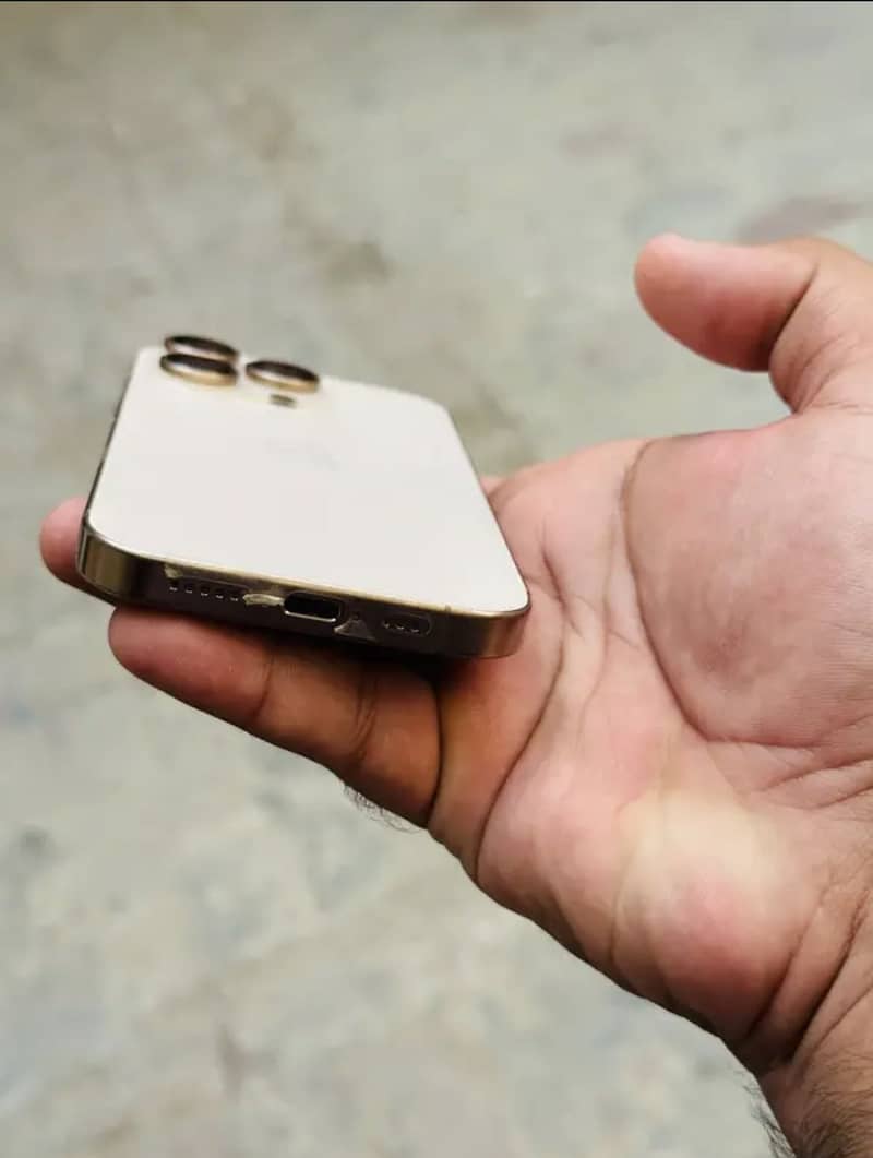iPhone 16 pro 4
