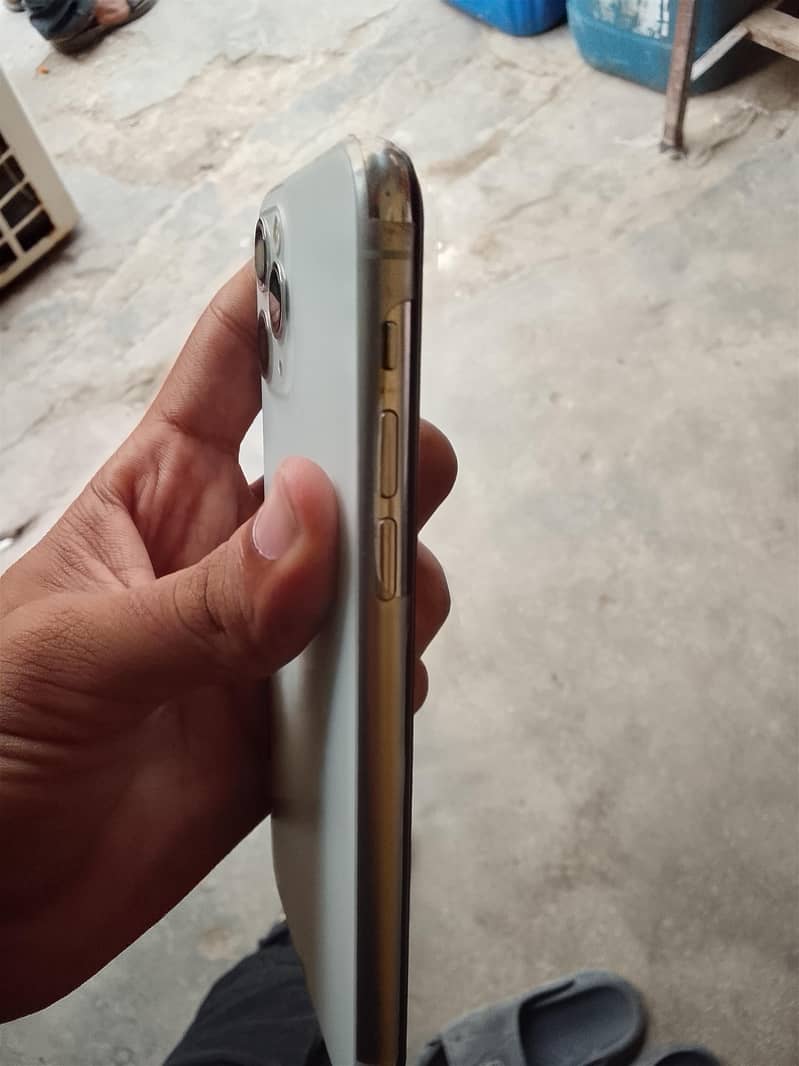 iphone 11 pro 4