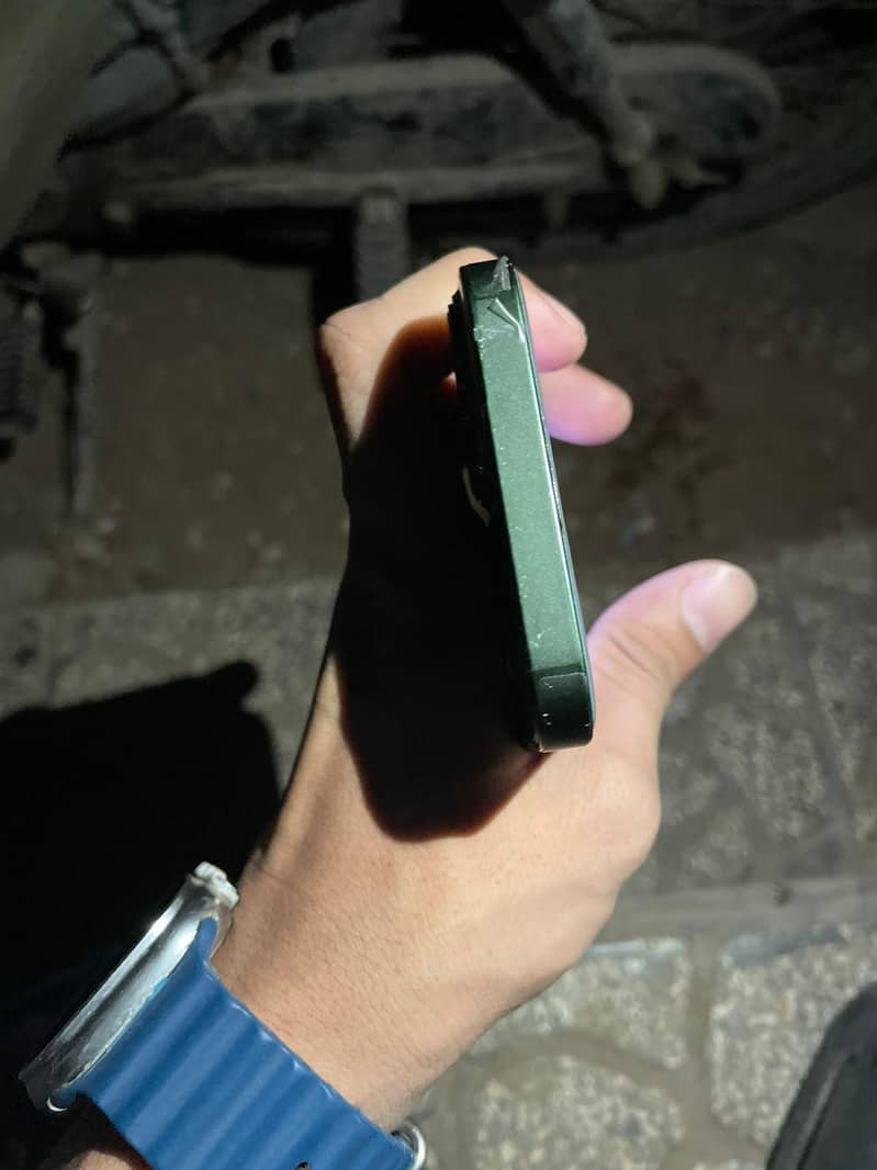 Apple iPhone 13 0