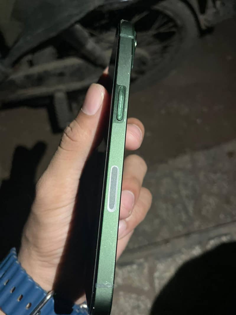 Apple iPhone 13 4