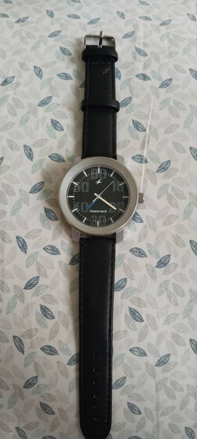 ایک عدد fastrack گھڑی فار سیل