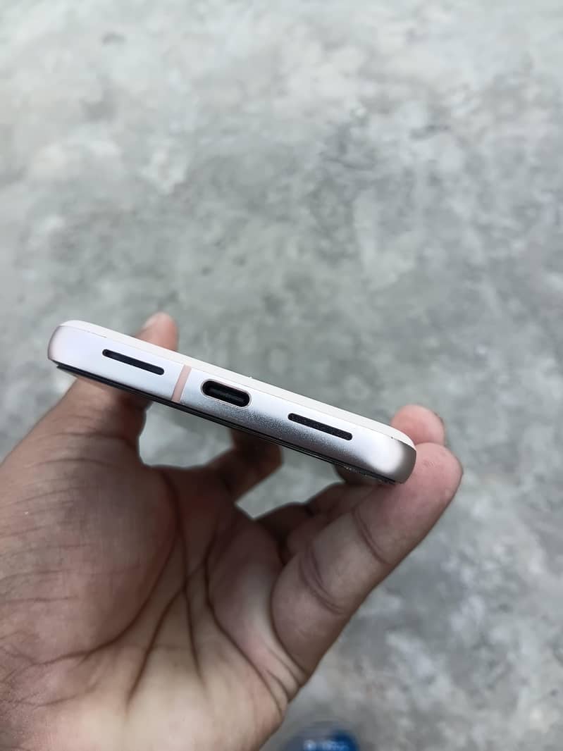 Google Pixel 8 4