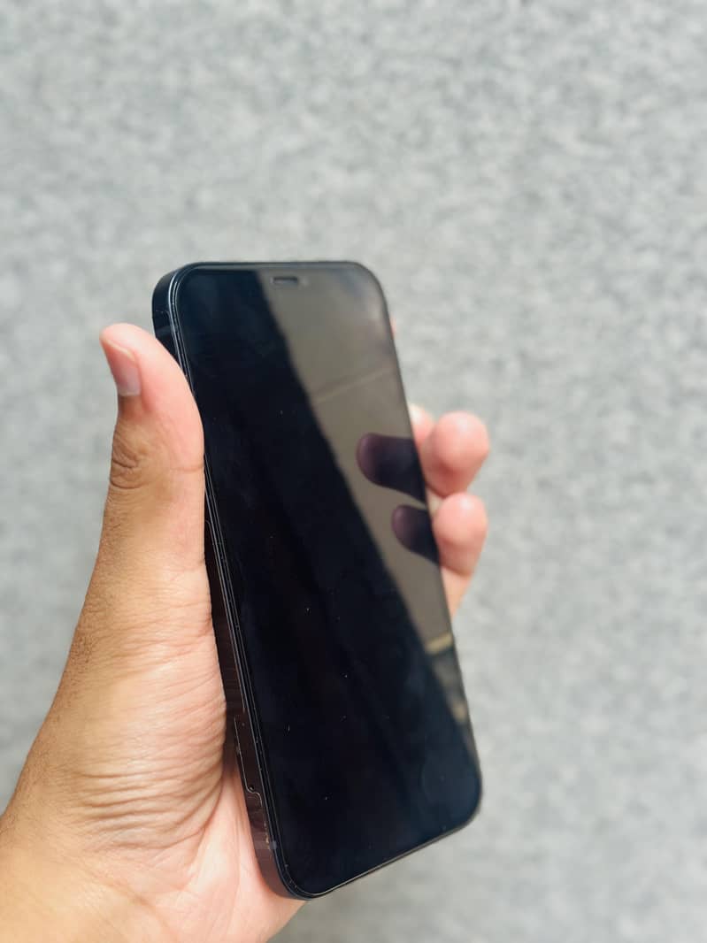 Apple iPhone 12 4