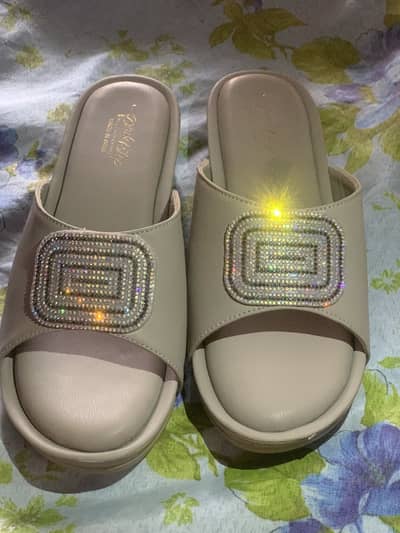 Dubai say shoes or sandal