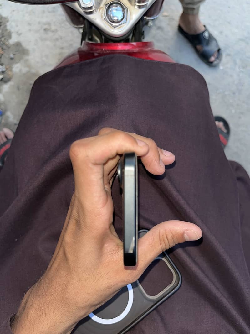 Apple iPhone 16 3