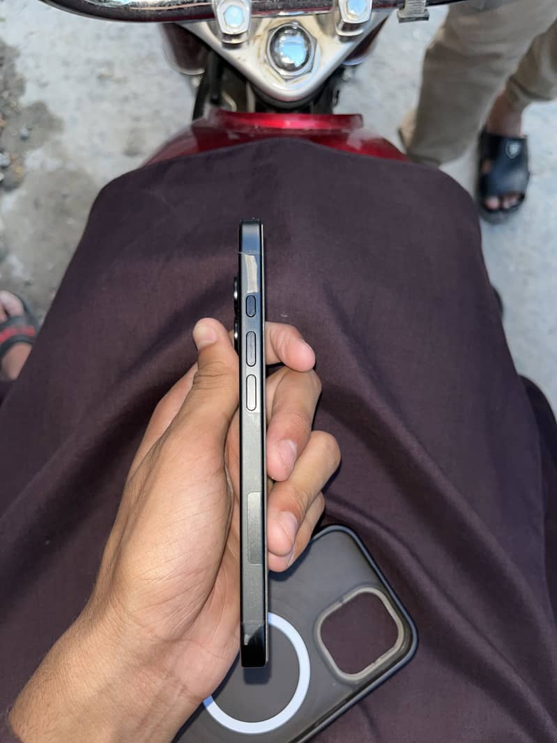 Apple iPhone 16 4