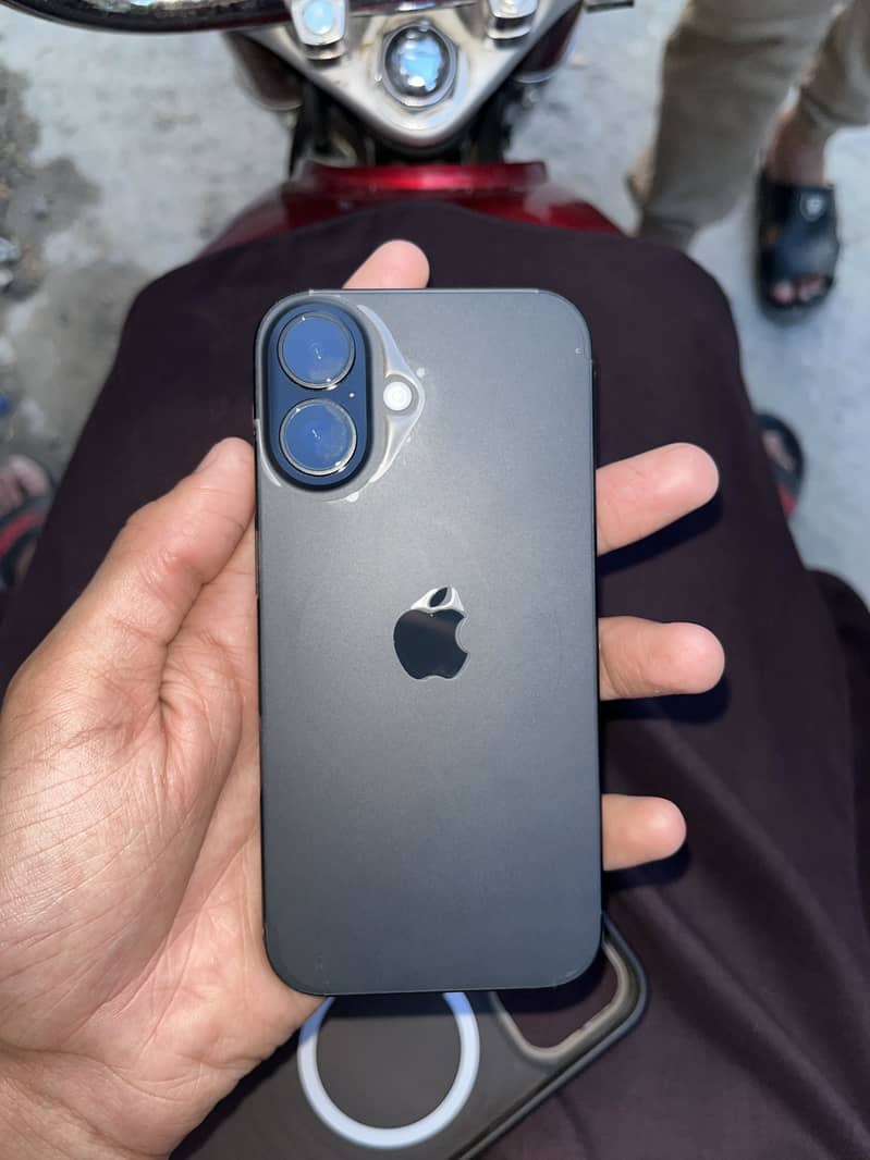 Apple iPhone 16 5