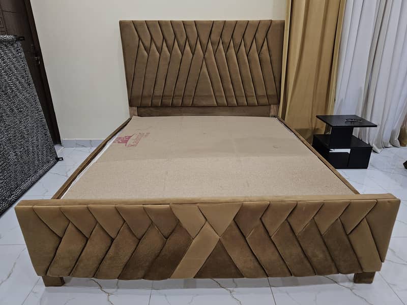 Queen Size Bed 0