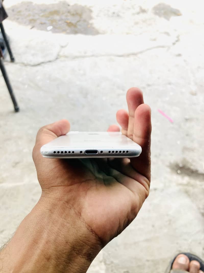 Apple iPhone 7 3