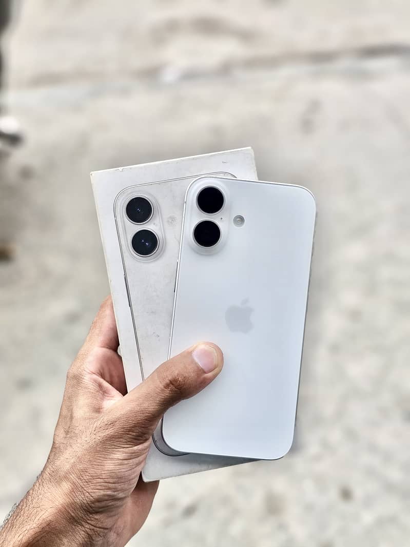 Apple iPhone 16. 0
