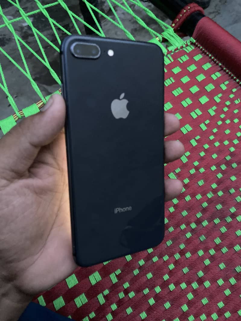 Apple iPhone 8 Plus 3