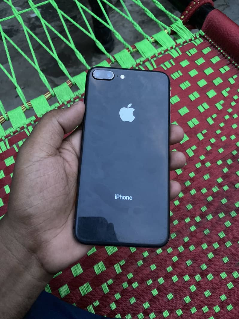 Apple iPhone 8 Plus 4
