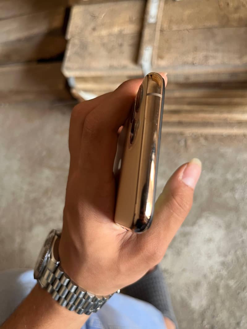 Apple iPhone 11 Pro 4