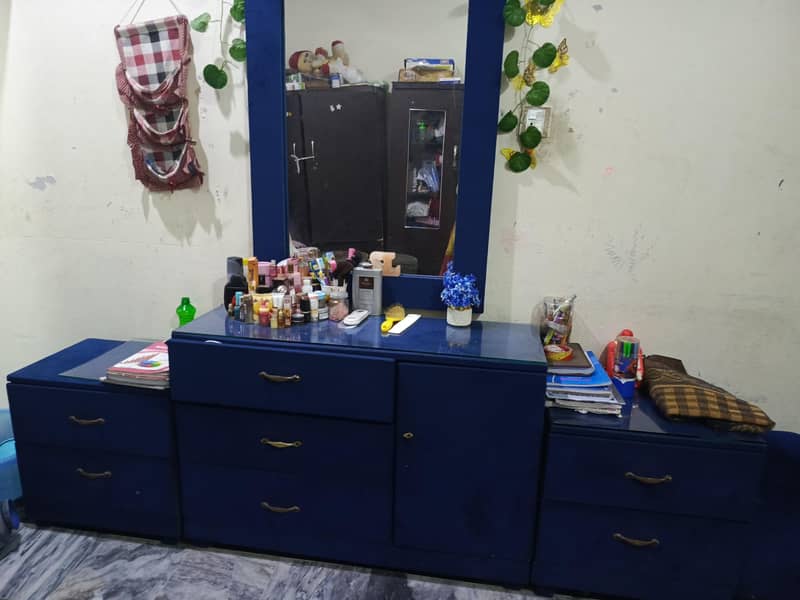 bed , dressing , side table 0