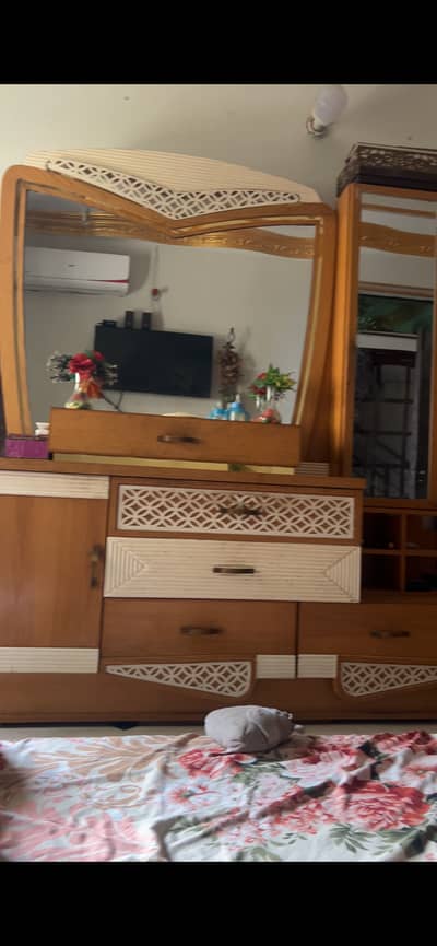 dressing table nd deewider