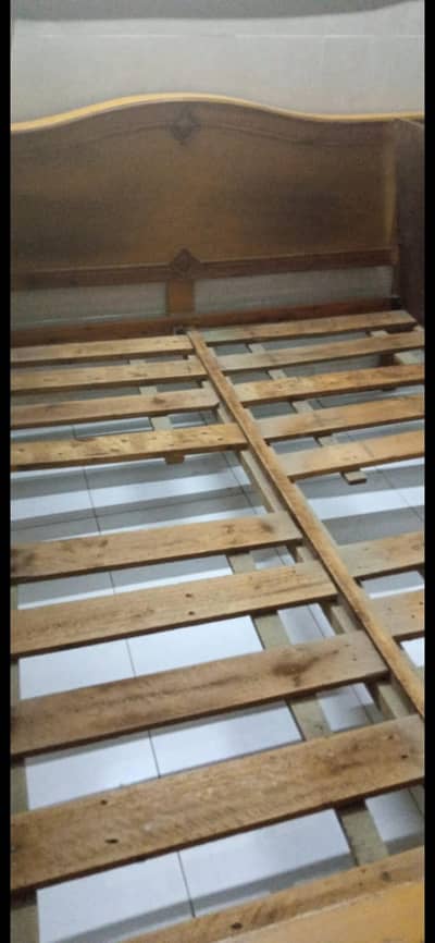 Selling Queen bed