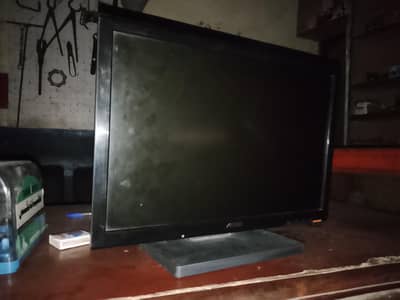 cable wali LCD ha card b lagta ga 20 inch ki ha