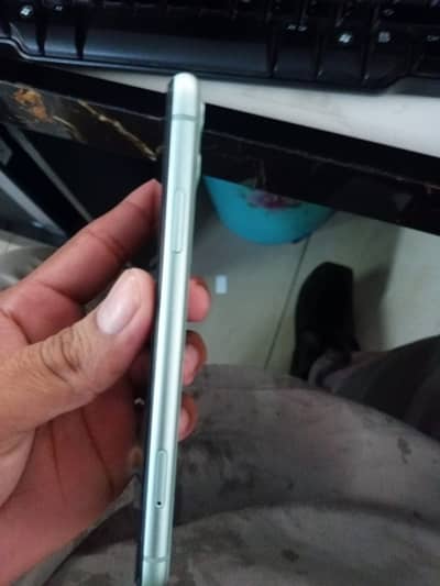 iPhone 11   (128 GB) Back Crack bypass ap khud krway gay