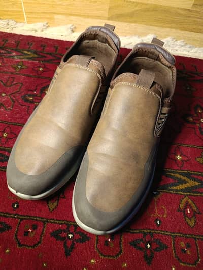 Local and imported used shoes in good condition. read description