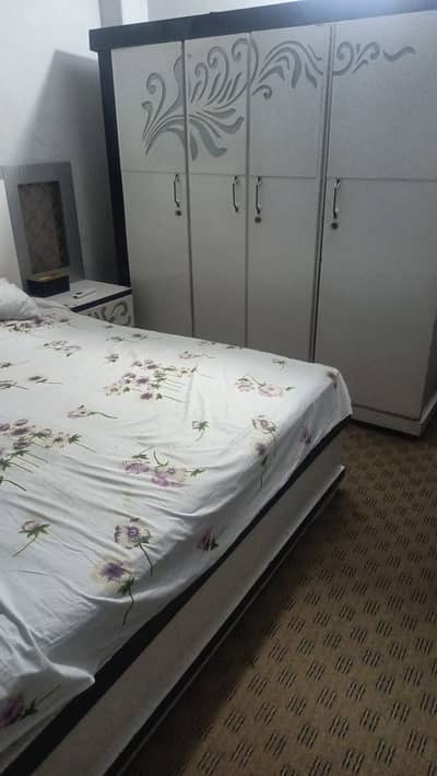 Double bed & wardrobes & dressing table