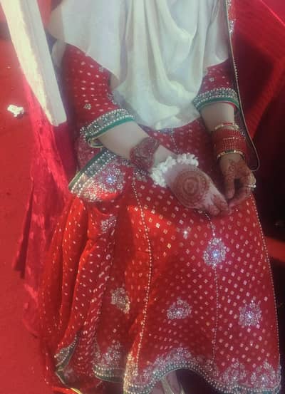 wedding dress like new . Just 2 time wore. . chest 19 lenth 47  lose kar