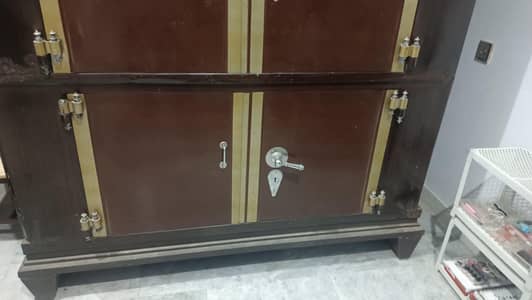 safe Almari Standing Peti
