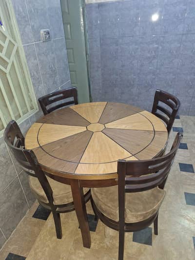 1 Tadle 4 Chairs