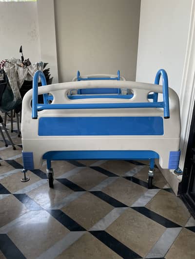 Patient bed mechanical 3 ways adjustment with flower bed