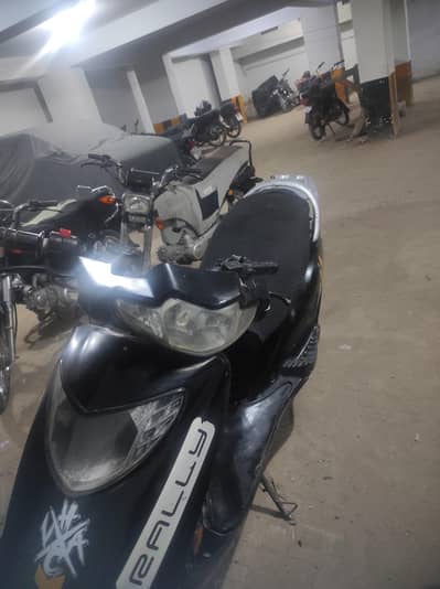 vespa scooty 110 cc engine type 70000 petrol hai