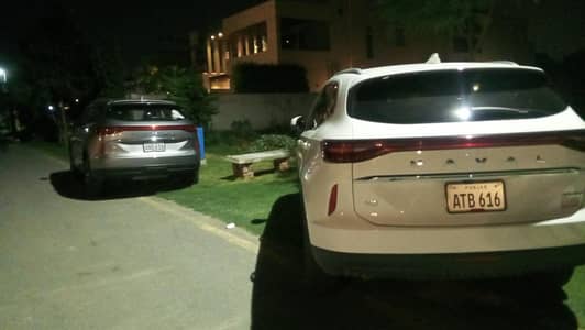 ghar ki safai ke Liye aurat chahye barki road pe chitta pull stap