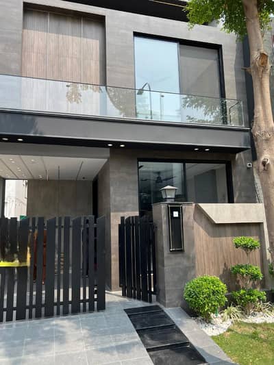 5 MARLA ELEGANT AND FULLY MAINTAINED SUPER HOT LOCATED BUNGALOW IS AVAILABLE IN THE BEST BLOCK OF DHA LAHORE.