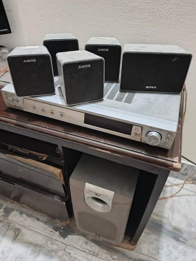 Hone theater with amplifier and baser