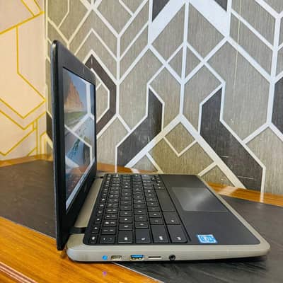 Acer Chromebook laptop New Condition 10/10