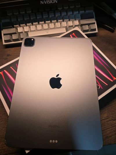 Ipad pro M2 4th gen 128gb . complete box accessories