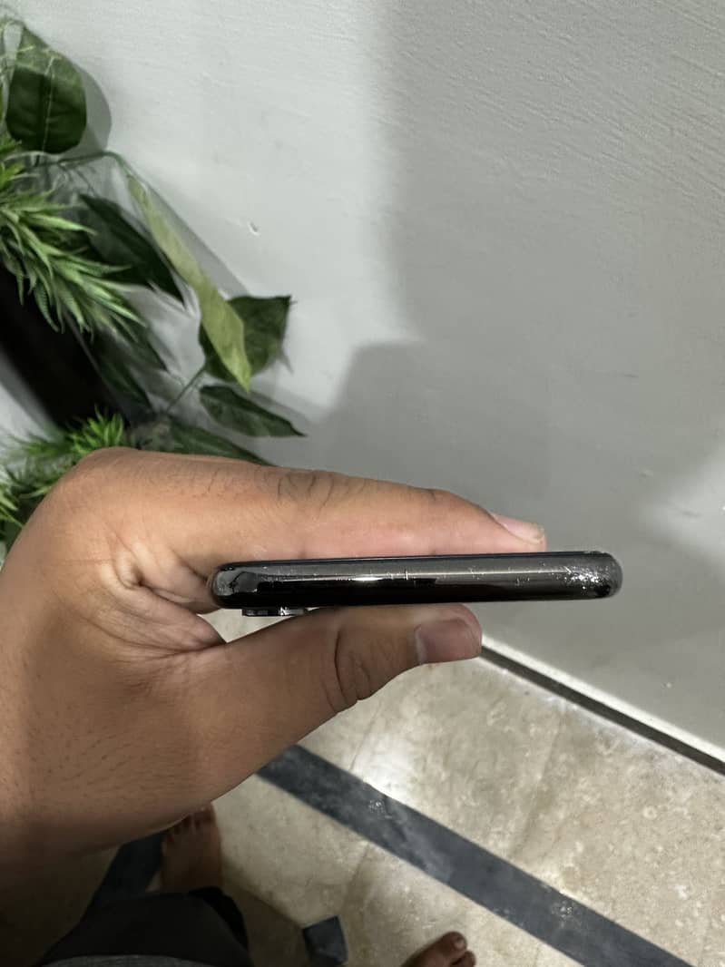 Apple iPhone X 4