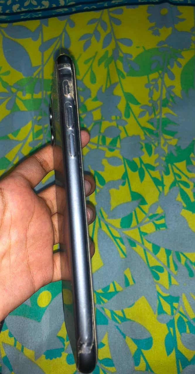 iPhone 11 3