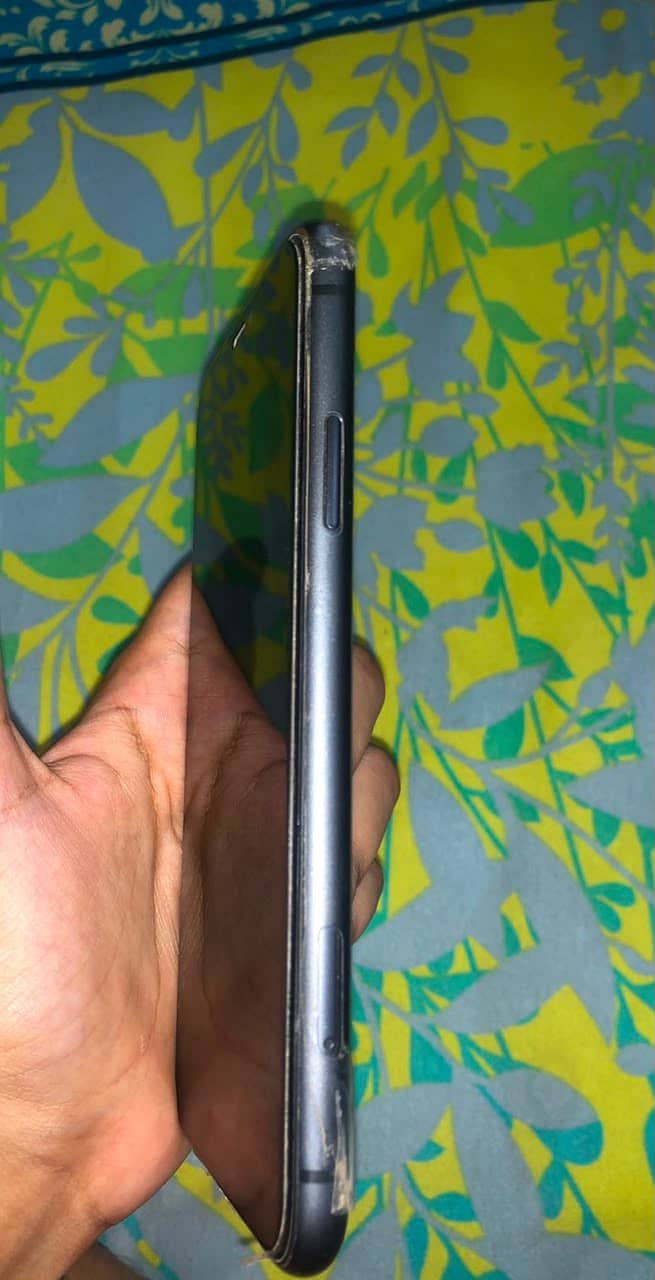 iPhone 11 4