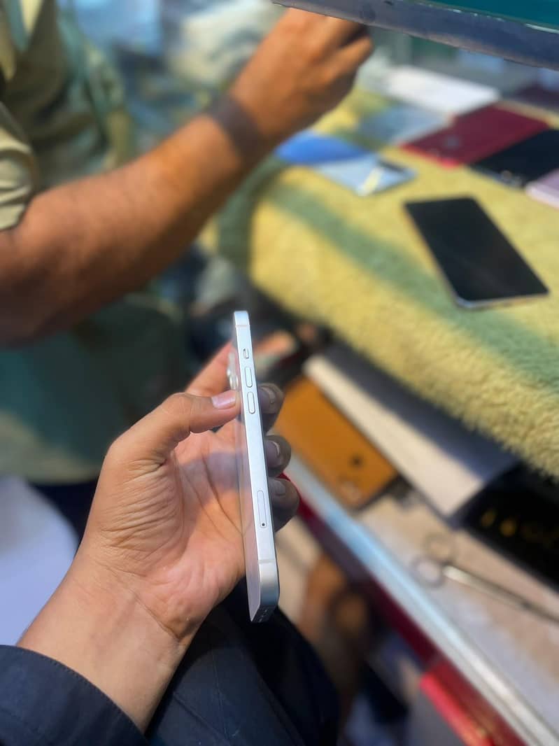 Apple iPhone 13 2
