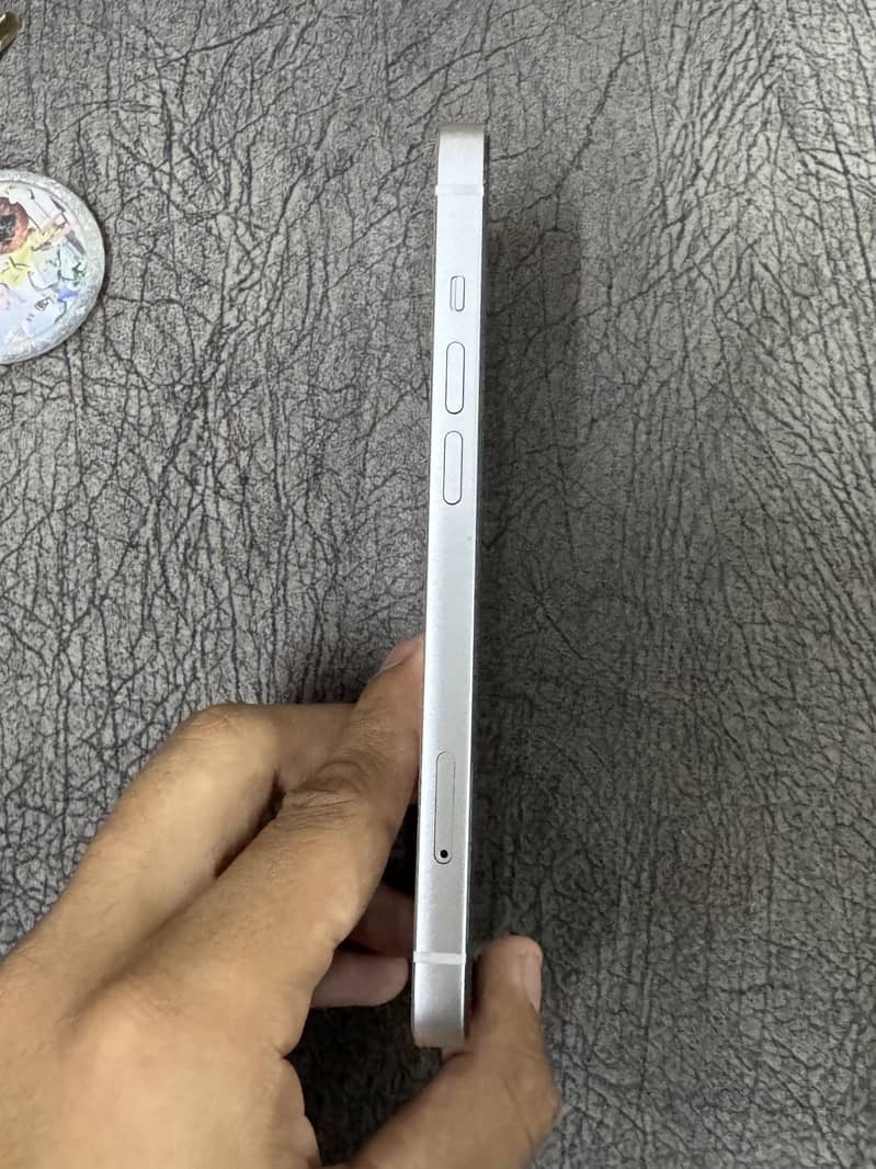 Apple iPhone 13 2