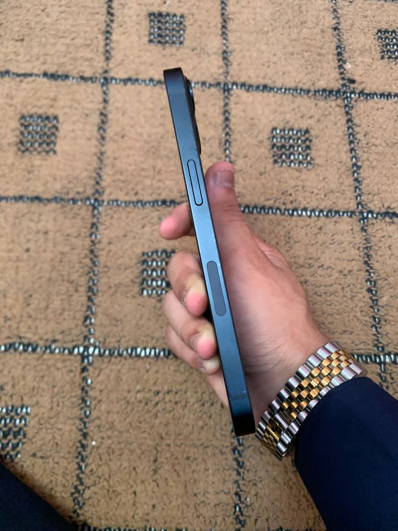 Apple iPhone 13 2