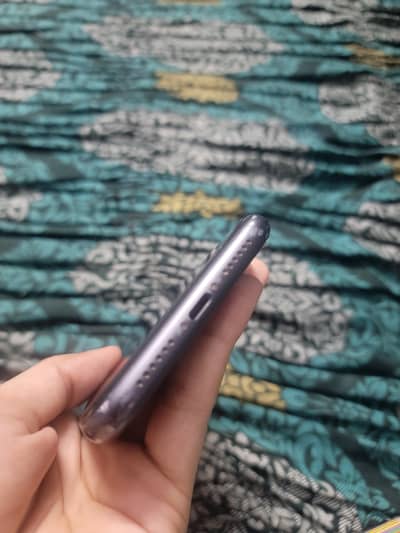 Apple iPhone 11 Factory Unlock 128GB Battery Health 75% Back Crack