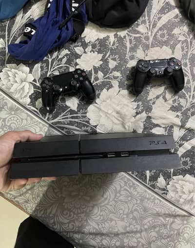 PS4 FAT 500GB JAILBROKEN WITH 2 CONSOLES