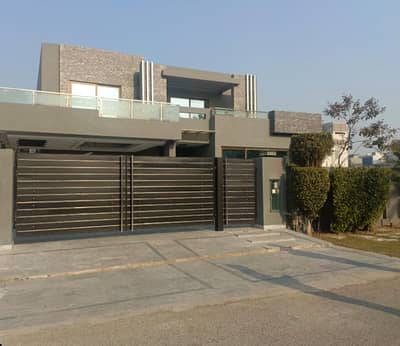 SYED BROTHERS PROUDLY OFFERS: 1-Kanal Elegant And Fully Maintained Old Bungalow Is Available In The Best Block Of DHA Lahore.