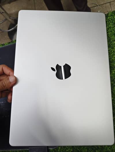 MacBook Pro M4 Pro 14inch 24gb 512gb 17 cycles under warranty