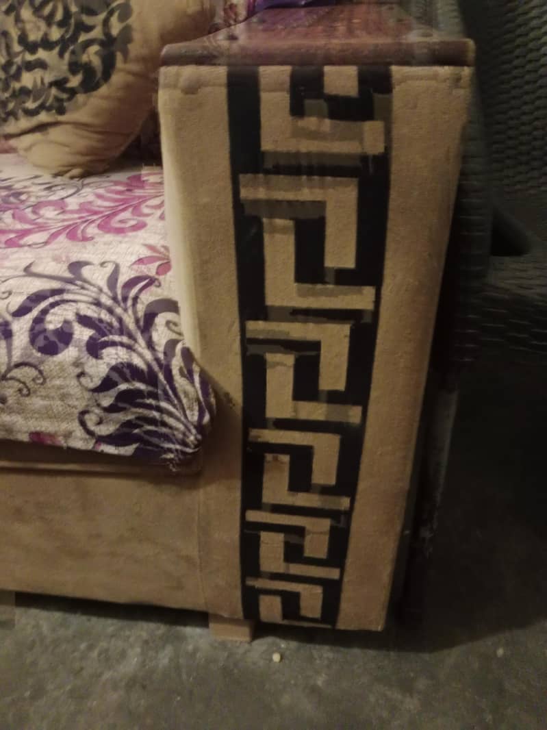 ایک عدد بیڈ ایک عدد میٹرس پانچ سیٹر صوفہ سیٹ 4