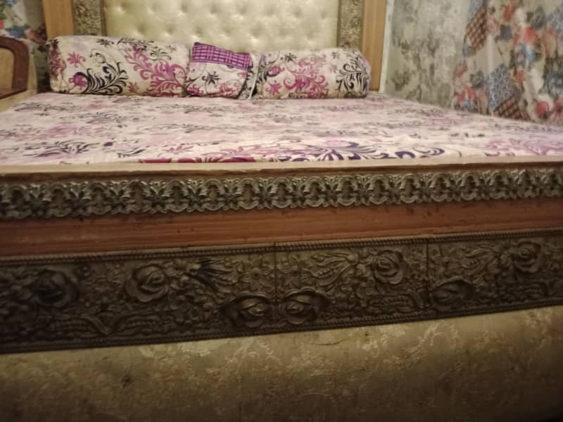 ایک عدد بیڈ ایک عدد میٹرس پانچ سیٹر صوفہ سیٹ 6
