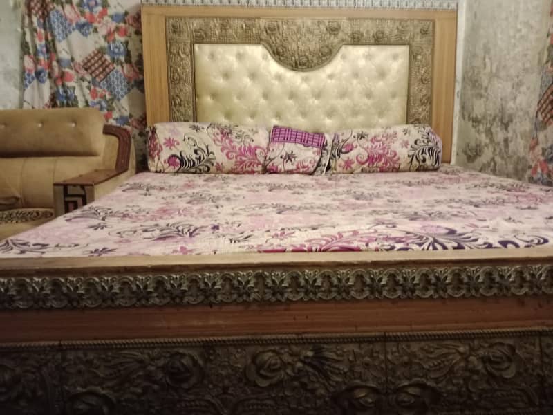 ایک عدد بیڈ ایک عدد میٹرس پانچ سیٹر صوفہ سیٹ 8