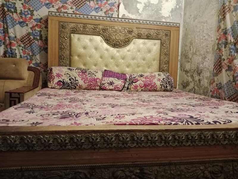 ایک عدد بیڈ ایک عدد میٹرس پانچ سیٹر صوفہ سیٹ 9