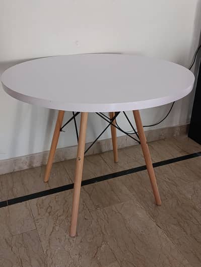 Round table for dinning, kitchen or garden
